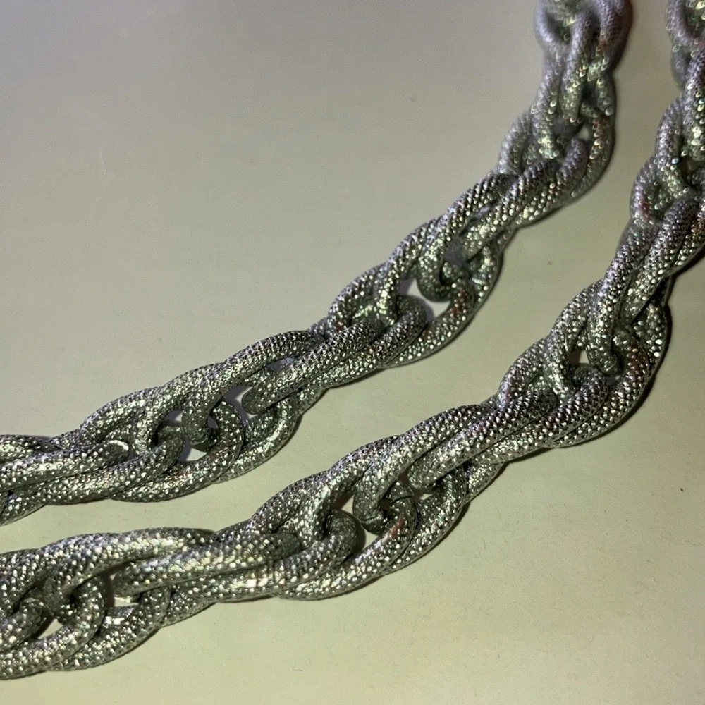 Unique, vintage perfect-for-summer textured chain.